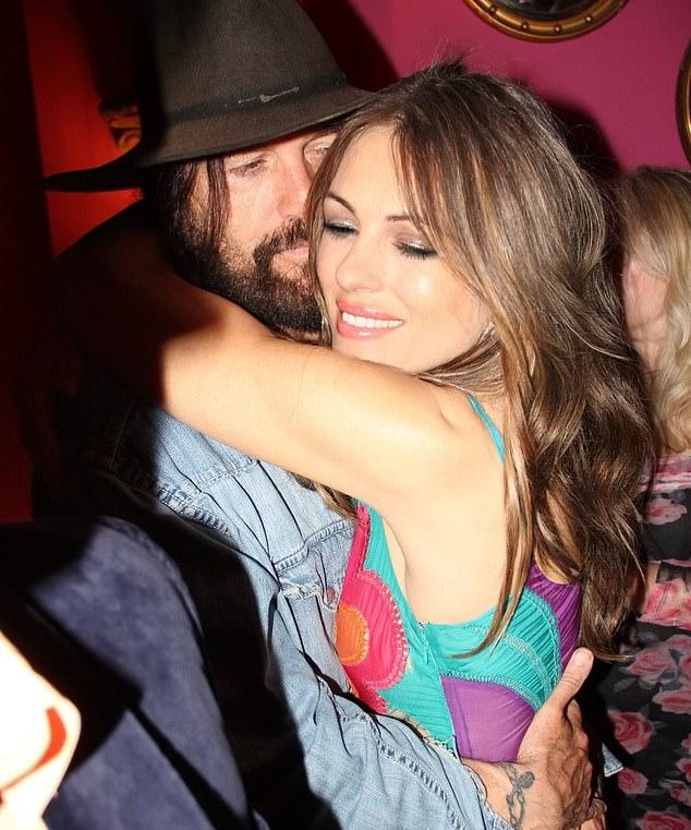 На вопрос о посещении супермаркета Элизабет Херли ответила: "Я захожу, но он ждет в машине". (На фото 25 августа).