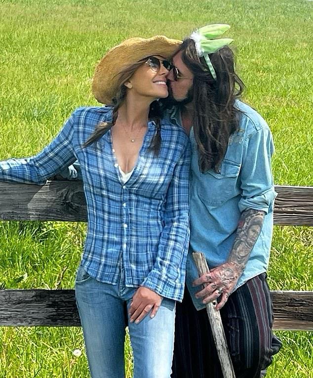 Элизабет Хёрли поделилась подробностями личной жизни с бойфрендом Билли Рэем Сайрусом, спустя полгода после подтверждения их романа