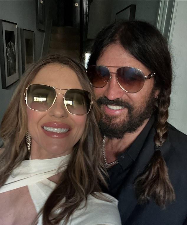 «Из-за толпы фанатов? — «Потому что он был бы надоедливым», — фыркнула Элизабет.