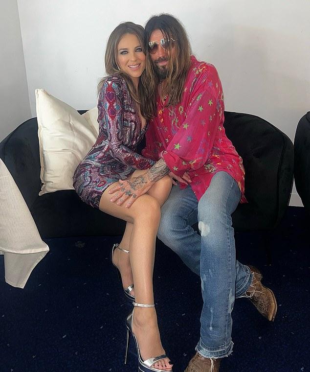 «Да, Билли Рэй великолепен», — восторженно заявила The Sunday Times 60-летняя британка. «Мы безмерно счастливы!» (на фото 20 июня).