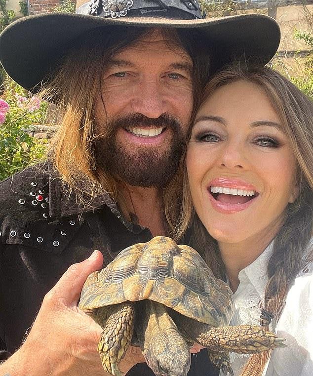 Странная пара провела лето в доме Хёрли в Херефордшире, что Билли Рэю понравилось из-за лучшей летней погоды, чем в Теннесси.