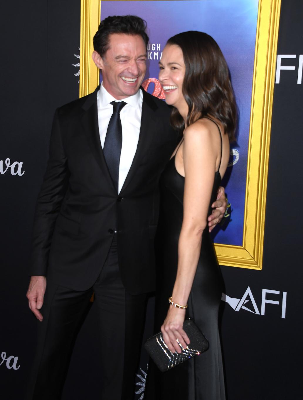 На гала-премьере закрытия AFI Fest Хью Джекман и Саттон Фостер задорно смеются.