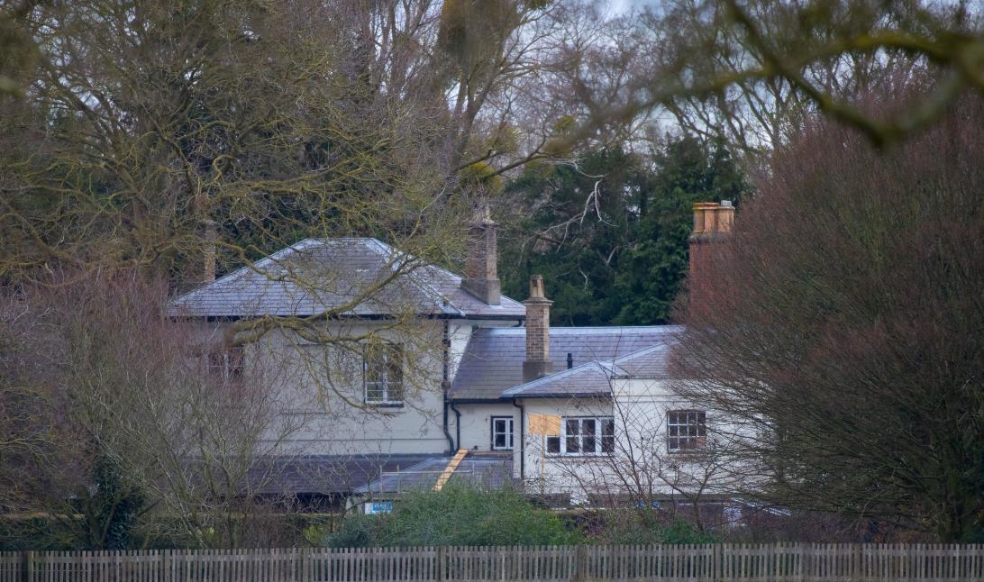 Виндзорский Фрогмор-коттедж (Великобритания) с деревьями на переднем плане.