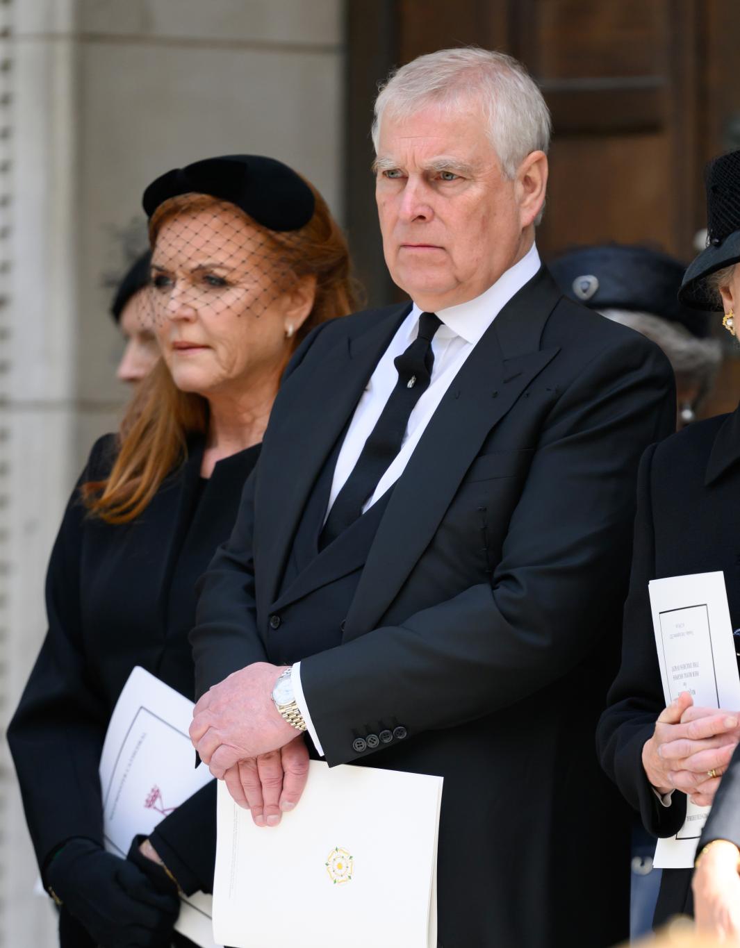 Принц Эндрю, герцог Йоркский, и Сара Фергюсон, герцогиня Йоркская, на похоронах Катарины, герцогини Кентской.