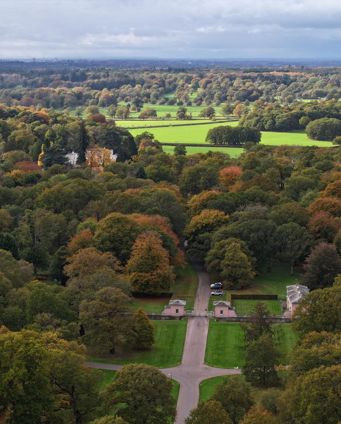 Аэросъемка въездных ворот владений принца Эндрю.