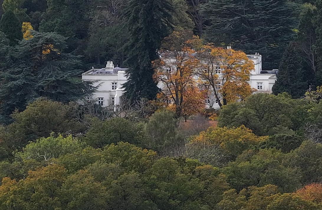 Принц Эндрю и его бывшая жена, Сара Фергюсон, готовы переехать из Королевской ложи — в обмен на бывшую резиденцию Меган Маркл и принца Гарри в Великобритании