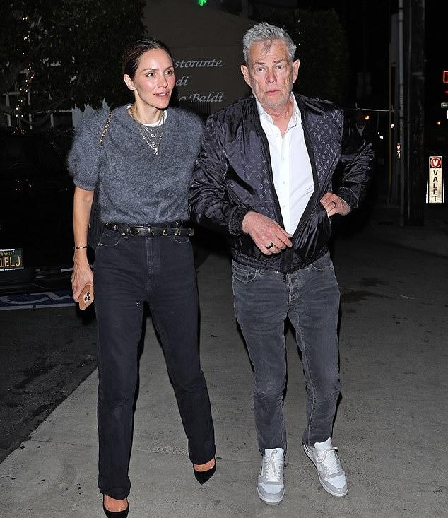 Седовласый лис, бывший спутник Кристи Бринкли, был с юной женой, актрисой Кэтрин МакФи. Волосы собраны, на ней — серый свитер, заправленный в черные джинсы.