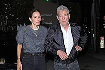 Музыкальный продюсер Дэвид Фостер, 75 лет, на выходных выглядел измождённым, не проронив ни улыбки