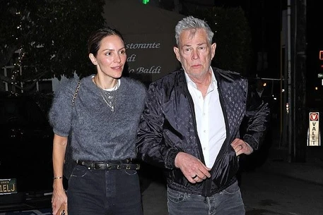 Музыкальный продюсер Дэвид Фостер, 75 лет, на выходных выглядел измождённым, не проронив ни улыбки