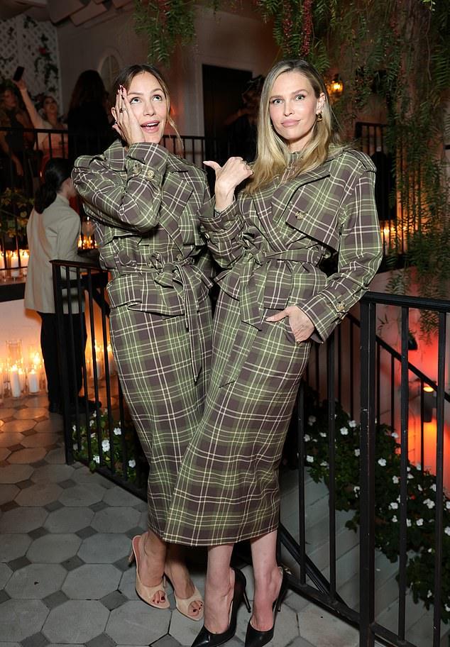 Кэтрин Макфи Фостер и дочь Дэвида, Сара Фостер, посетили презентацию Bobbi Brown x Sara Foster в San Vicente Bungalows 14 октября.