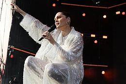 Джесси Джей ‘огорчена’ переносом второй операции по удалению рака, несмотря на отмену турне певицей ради хирургического вмешательства