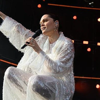 Джесси Джей ‘огорчена’ переносом второй операции по удалению рака, несмотря на отмену турне певицей ради хирургического вмешательства