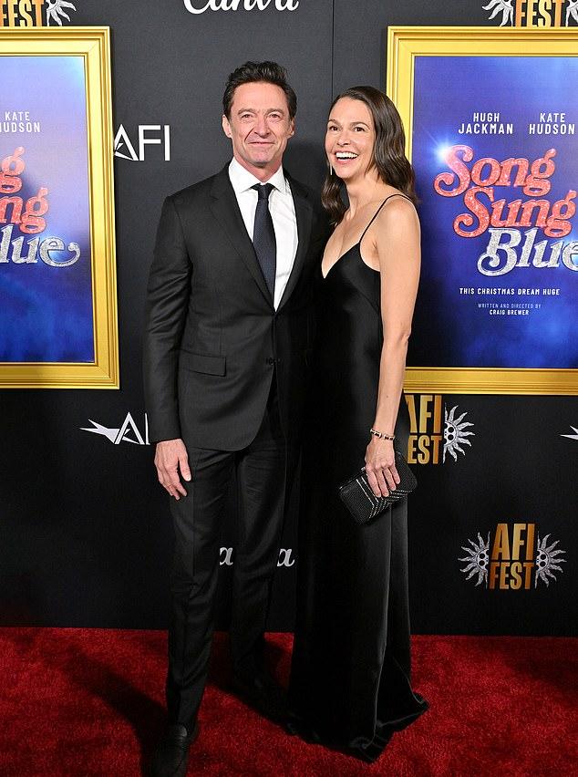 Завершив развод с Деборрой-Ли в июне, Хью дебютировал на красной дорожке премьеры с новой девушкой, 50-летней Саттон Фостер (справа).