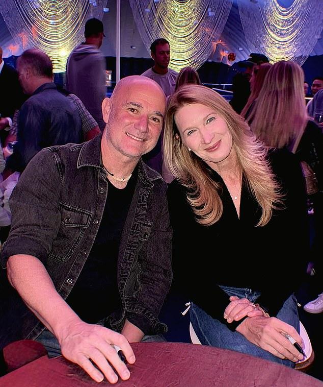 В понедельник Андре отпраздновал 24-ю годовщину брака со Штеффи Граф, показав их старые и новые фото.