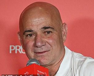 Пышная шевелюра, удивившая многих, на самом деле оказалась париком.