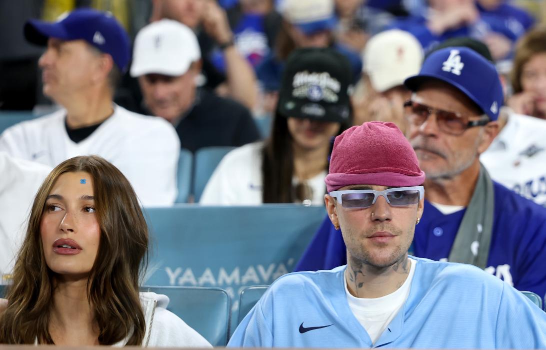 Хейли и Джастин Биберы провели вечер свидания на стадионе Доджерс в понедельник