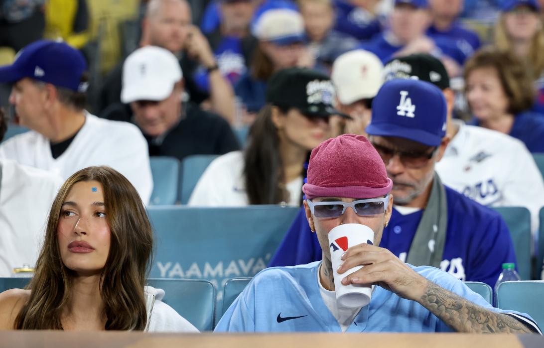 Джастин и Хейли Бибер замечены на трибунах матча Мировой серии.