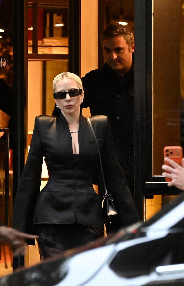 Майкл держался в тени, появившись на фоне внимания к его невесте.