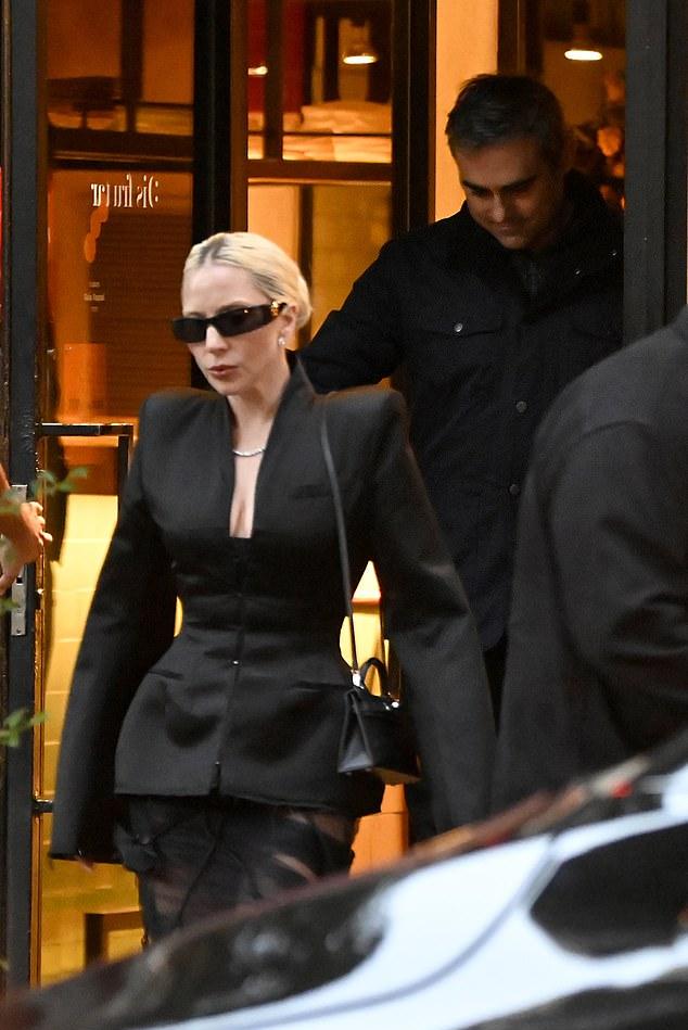 Гага поразила шиком: крошечную талию подчеркнули огромные подплечники ее костюма (жакет и юбка).