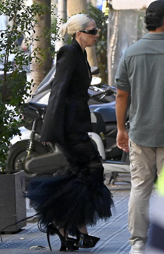 Она виртуозно двигалась на умопомрачительно высоких шпильках.