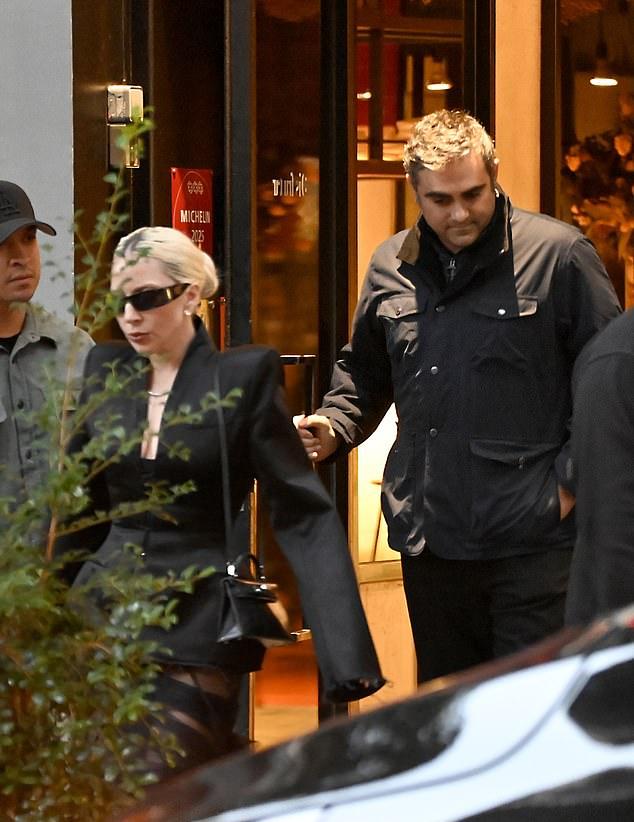 39-летняя исполнительница хита 'Telephone' поужинала в барселонском ресторане Disfrutar со своим 42-летним женихом Майклом Полански.