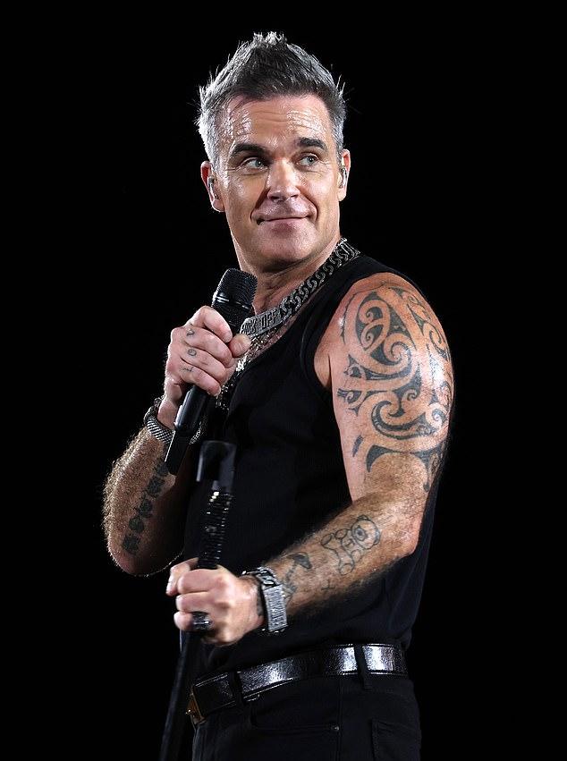 Керри рассказала о своих звездных романах, признавшись, что самый известный, кого она целовала, — певец Робби.