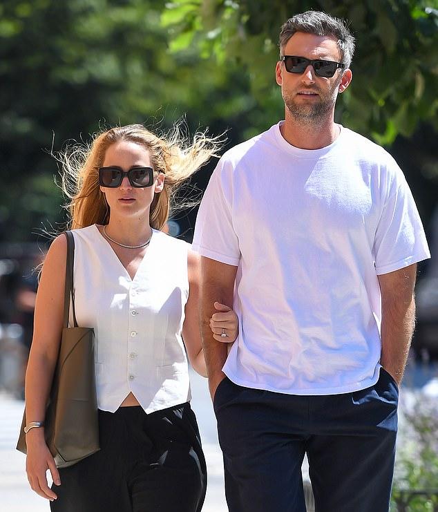 Лоуренс наконец раскрыла пол второго ребенка, родив сына; с Куком (пара на фото 2023 года) они уже воспитывают старшего сына Сая.