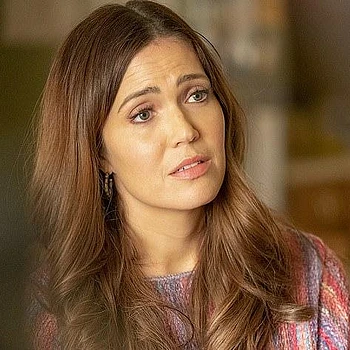 Мэнди Мур: элегантный образ на Vogue World и семейное торжество в Диснейленде