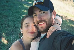 Тесть Криса Эванса, по всей видимости, раскрыл новость о пополнении в семье актера за месяцы до того, как звезда «Капитана Америки» приветствовал своего первенца с женой Альбой Баптистой