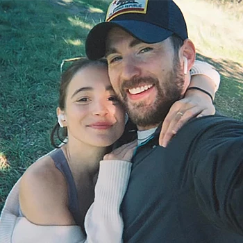 Тесть Криса Эванса, по всей видимости, раскрыл новость о пополнении в семье актера за месяцы до того, как звезда «Капитана Америки» приветствовал своего первенца с женой Альбой Баптистой