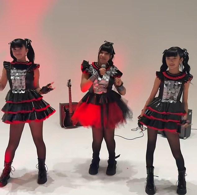 Девочки танцевали и играли на музыкальных инструментах в видео.