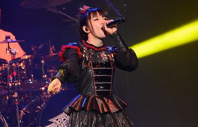 Костюмы были стилистически идентичны костюмам BABYMETAL для выступлений.