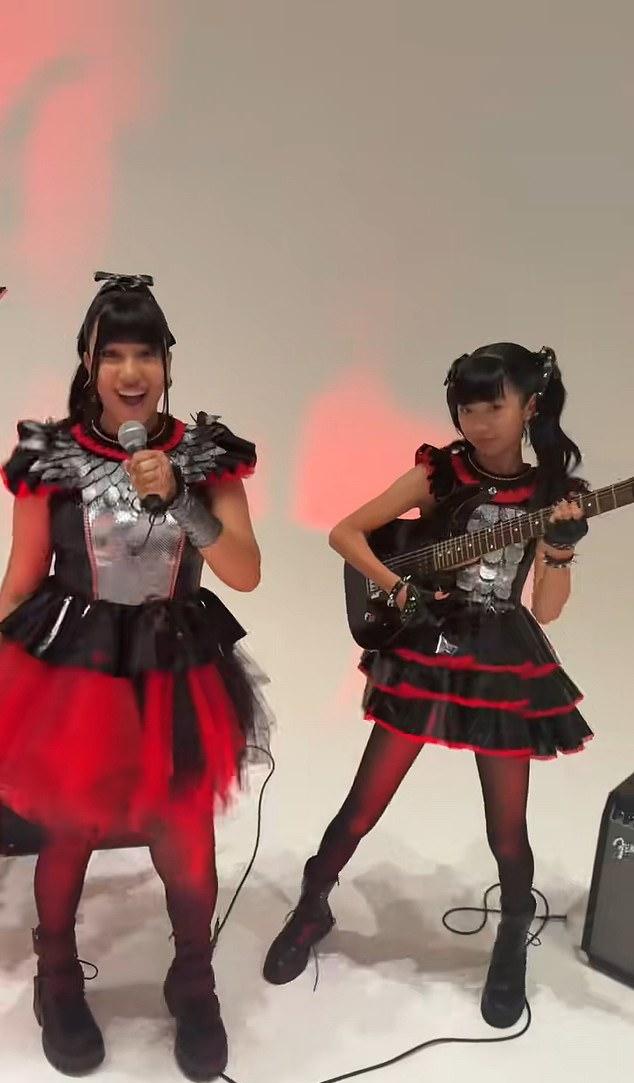 Дочь рэп-иконы Канье Уэста чередует роли солистки и гитаристки, танцуя с друзьями на импровизированной сцене.