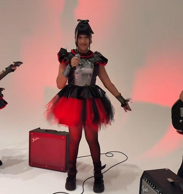 Норт Уэст, дочь Ким Кардашьян, представила свой необычный хэллоуинский костюм: образ участницы BABYMETAL.