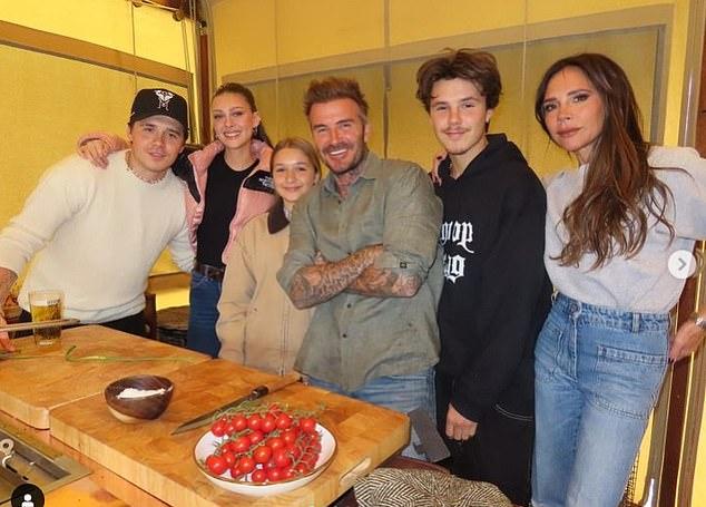 Фото 2023 года: клан Бекхэмов и Никола запечатлены в счастливый период.