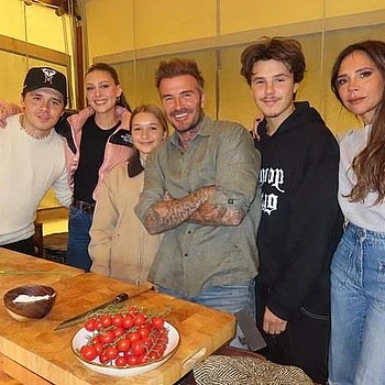 Виктория Бекхэм рассказала, что женщина должна быть «настоящим засранцем», чтобы она с ней не поладила, высказавшись на фоне отчуждения от сына Бруклина и его жены Николы Пельтц