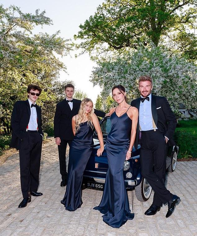 Семья Бруклина не получила приглашения на повторные клятвы пары. Дэвид и Виктория с болью узнали об этом из американских СМИ.