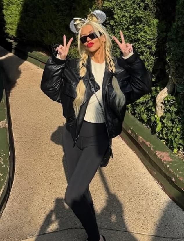 В Instagram она поделилась фото и милым видео из зоны принцесс парка.