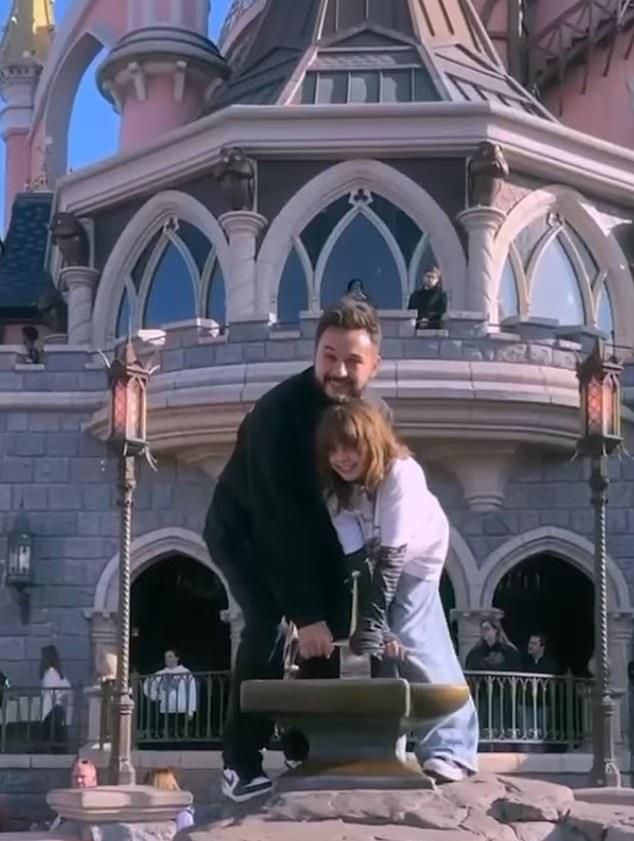 Певица была со своим женихом Мэттью Ратлером и их 10-летней дочерью Саммер Рейн.