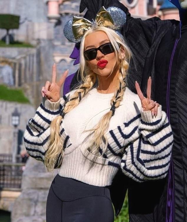 Кристина Агилера весь год худела. Во вторник она вновь продемонстрировала стройную фигуру, посетив Диснейленд в Париже с семьей.