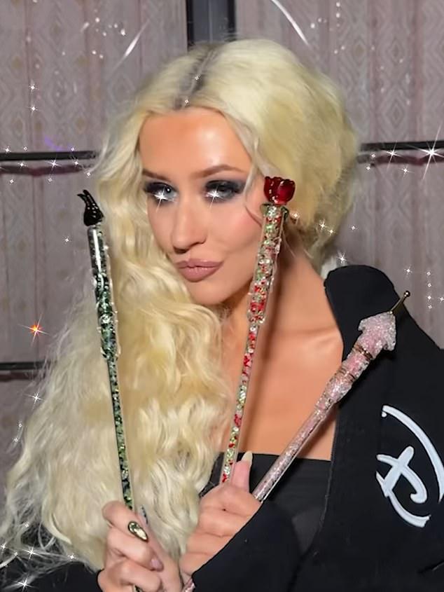 44-летняя блондинка в укороченном топе и черных легинсах, подчеркнувших невероятно тонкую талию, дополнила образ серебряными ушками Минни Маус с золотым бантом.