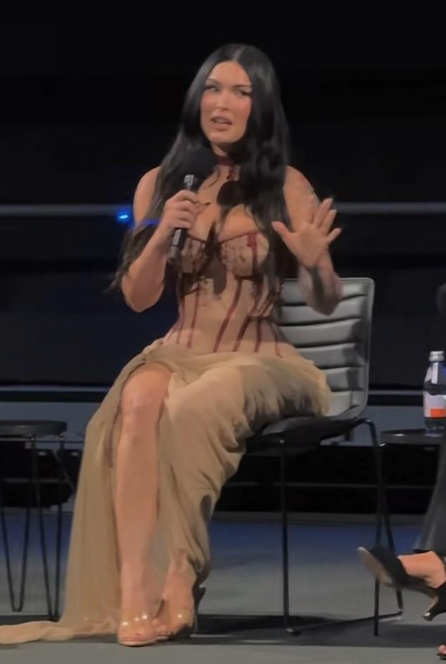 На показе её хоррор-комедии «Тело Дженнифер» (2009) в Музее Киноакадемии она откровенно рассказала о послеродовом тумане.