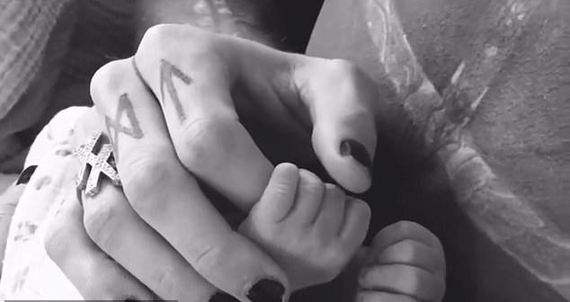 У 39-летней актрисы прошлой весной родилась дочь Сага Блэйд, первый ребенок от Machine Gun Kelly.