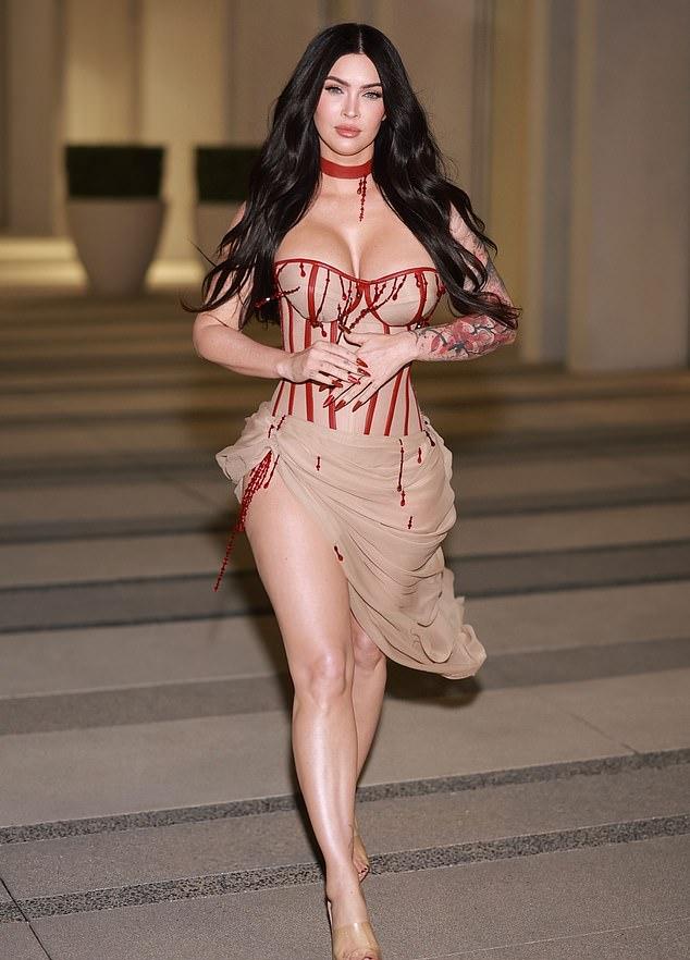 Меган Фокс 25 октября откровенно рассказала о послеродовом восстановлении, спустя семь месяцев после рождения четвертого ребенка.