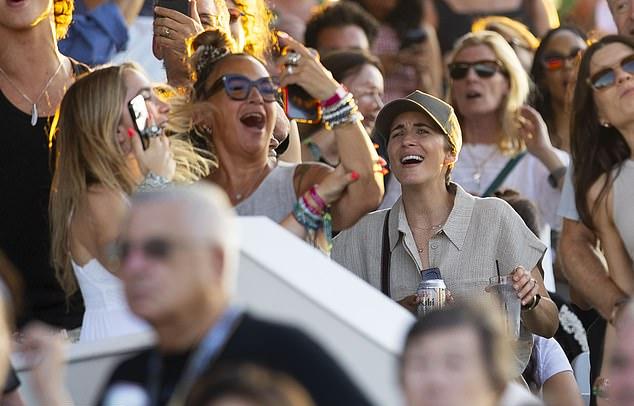 Вики МакКлюр делится впечатлениями от встреч с пережившими рак, опекунами и скорбящими на своих популярных «дневных рейвах»