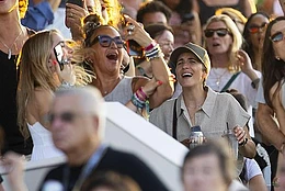 Вики МакКлюр делится впечатлениями от встреч с пережившими рак, опекунами и скорбящими на своих популярных «дневных рейвах»