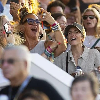 Вики МакКлюр делится впечатлениями от встреч с пережившими рак, опекунами и скорбящими на своих популярных «дневных рейвах»