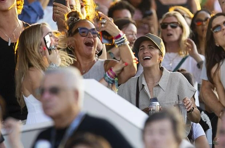 Вики МакКлюр делится впечатлениями от встреч с пережившими рак, опекунами и скорбящими на своих популярных «дневных рейвах»