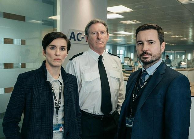 Вики прославилась в сериале «По долгу службы» вместе с Мартином Копмстоном и Эдрианом Данбаром.