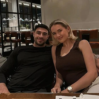 Молли-Мэй Хейг выглядела не иначе как сенсационно в чёрном купальнике во вторник, показав поклонникам свой роскошный отдых в Дубае